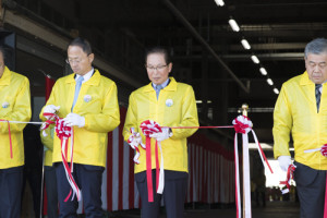 山野市長、横町社長、理事の方々による開会のテープカット